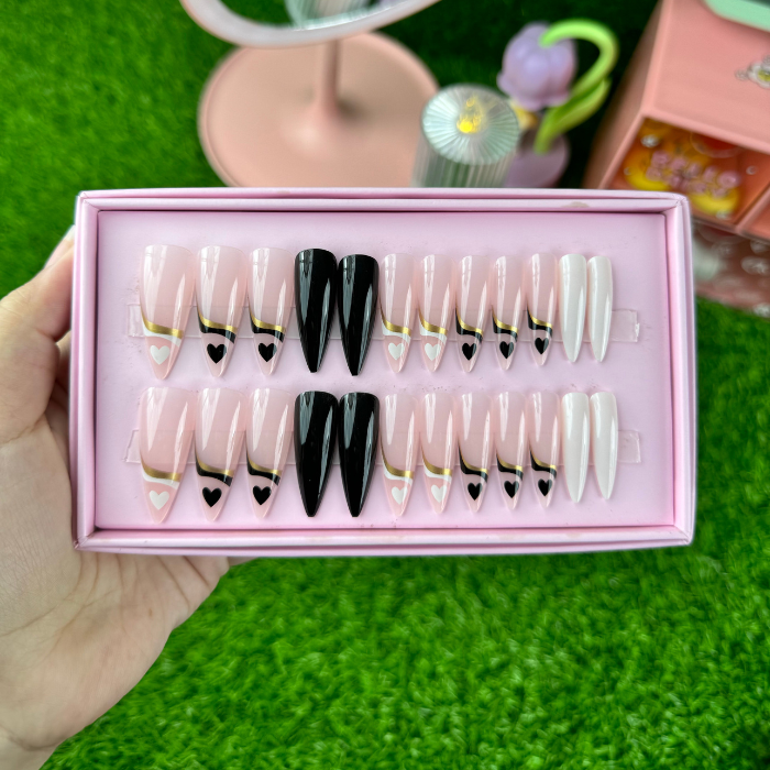 24 Pcs Black Velvet Heart Nails